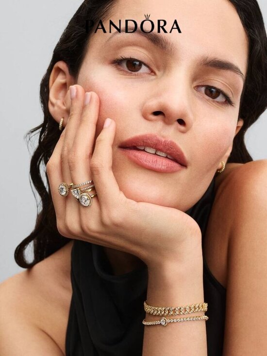 Make a statement without saying a word 💬 This week Pandora Oval Sparkling Halo Ring